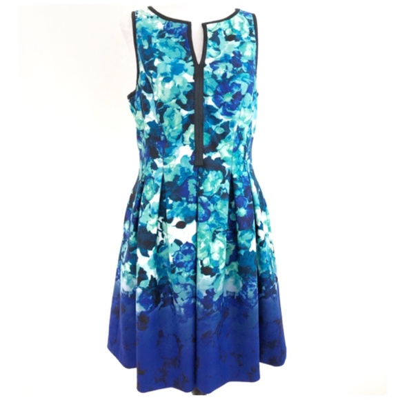 Vince Camuto Dresses & Skirts - Vince Camuto Floral V-Neck Sleeveless Dress